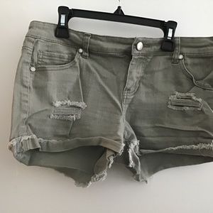 Distressed short shorts